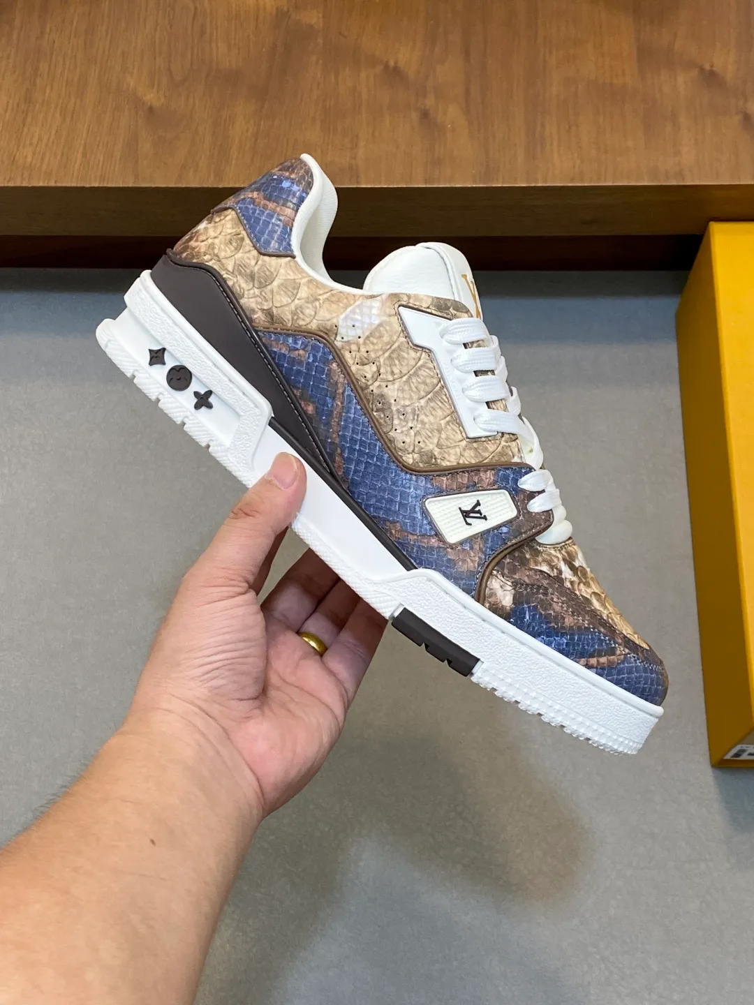 💰900 LV TRAINER python pattern sneakers for men are shipped. The early version of the LV Vuitton World official website is made of gorgeous python pattern stitched together in different parts. Creative inspiration drawn from retro basketball shoes continues the classic style and incorporates colorful natural patterns to create this new sneaker. The side is decorated with the Vuitton logo, the tongue and heel are decorated with LV letters, and the classic rubber outsole is decorated with Monogram flowers. Needless to say, the comfort of Lujia's shoes is very masculine! Completely packaged! Size: 39-40-41-42-43-44 standard leather shoe size (38/45/46 can be customized and does not support returns or exchanges)